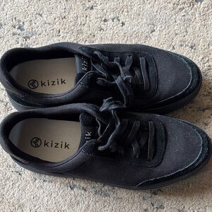 Kizik unisex Black Lace-Up Comfort Sneakers